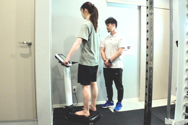 InBody体組成計で計測する女性