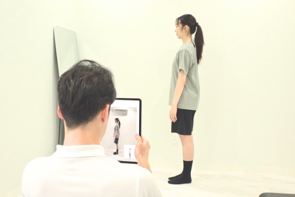 AI姿勢解析する女性