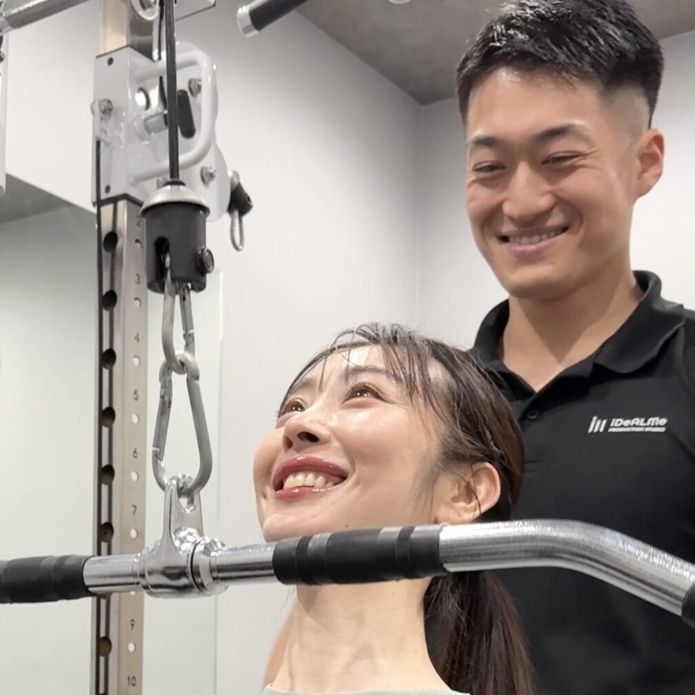 iDeALMe川崎店で女性がパーソナルトレーニングを受ける様子